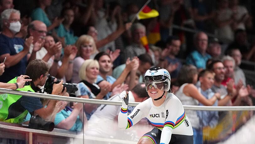 Emma Hinze jubelt nach dem Rennen über den Sieg des Teams.