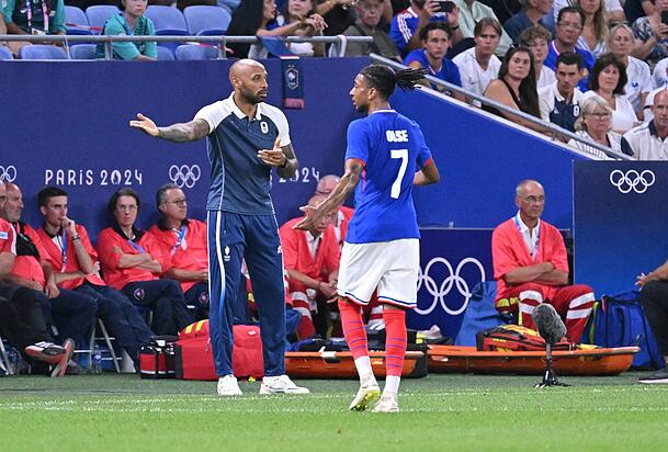 Der Trainer und sein Mann der Stunde: Frankreich-Legende Thierry Henry (l.) schwärmt von Michael Olise (r.). Der Trainer und sein Mann der Stunde: Frankreich-Legende Thierry Henry (l.) schwärmt von Michael Olise (r.).