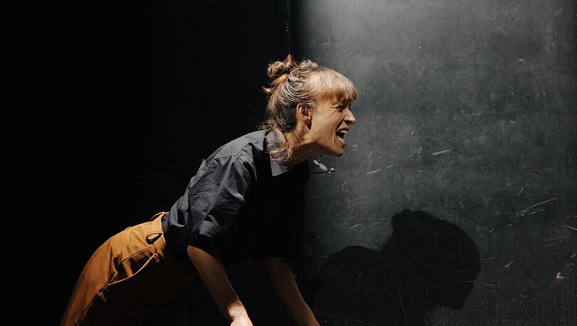 Die schwarze Kiste ist Podium und Lebenslast und Behördenschalter: Katharina Bach im Monolog "Fremd". Die schwarze Kiste ist Podium und Lebenslast und Behördenschalter: Katharina Bach im Monolog "Fremd".