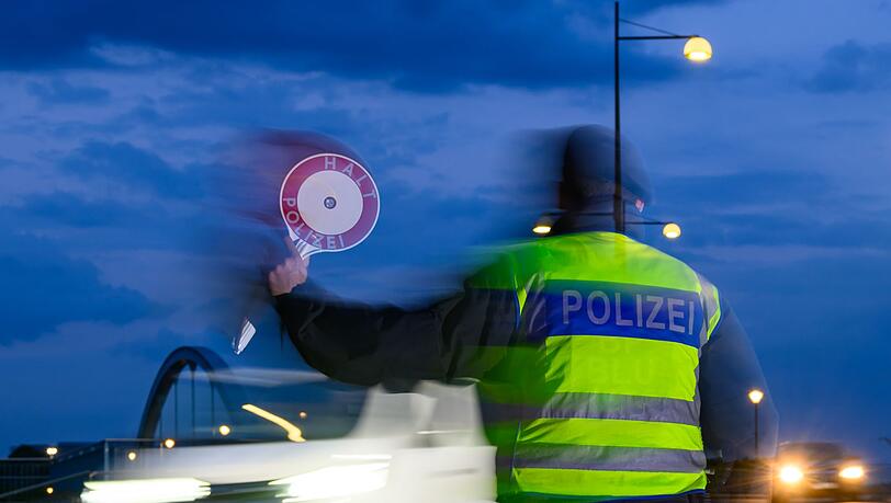Die Bundesregierung hält an Zurückweisungen von Asylsuchenden an Grenzen fest. Doch zwischen den Koalitionspartnern Union und SPD droht bei dem Thema ein Streit. (Archivbild)