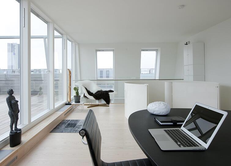 Eine Wohnung mit Designermöbeln, wie sie sich die weibliche Hauptfigur des Romans einrichtet. Im Hintergrund die von Charles und Ray Eames entworfene Sitzschale La Chaise. Im Roman liegt allerdings eine salbeifarbene Kaschmirdecke darauf.
