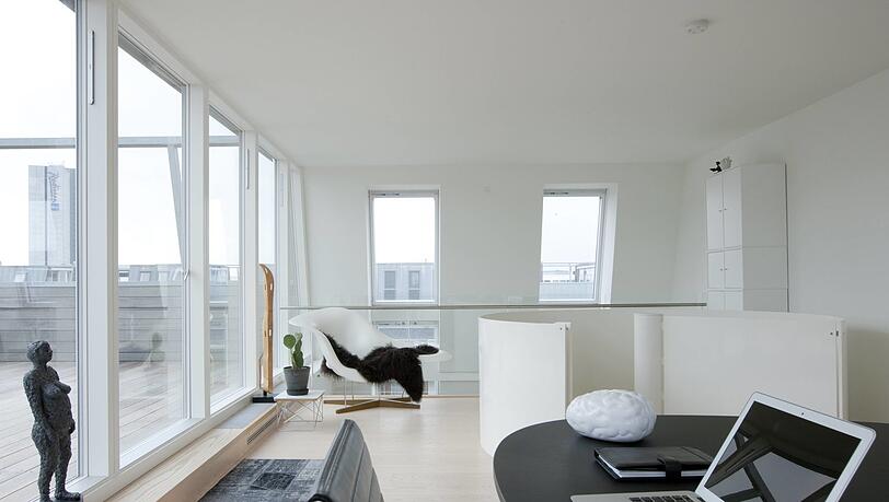Eine Wohnung mit Designermöbeln, wie sie sich die weibliche Hauptfigur des Romans einrichtet. Im Hintergrund die von Charles und Ray Eames entworfene Sitzschale La Chaise. Im Roman liegt allerdings eine salbeifarbene Kaschmirdecke darauf. Eine Wohnung mit Designermöbeln, wie sie sich die weibliche Hauptfigur des Romans einrichtet. Im Hintergrund die von Charles und Ray Eames entworfene Sitzschale La Chaise. Im Roman liegt allerdings eine salbeifarbene Kaschmirdecke darauf.