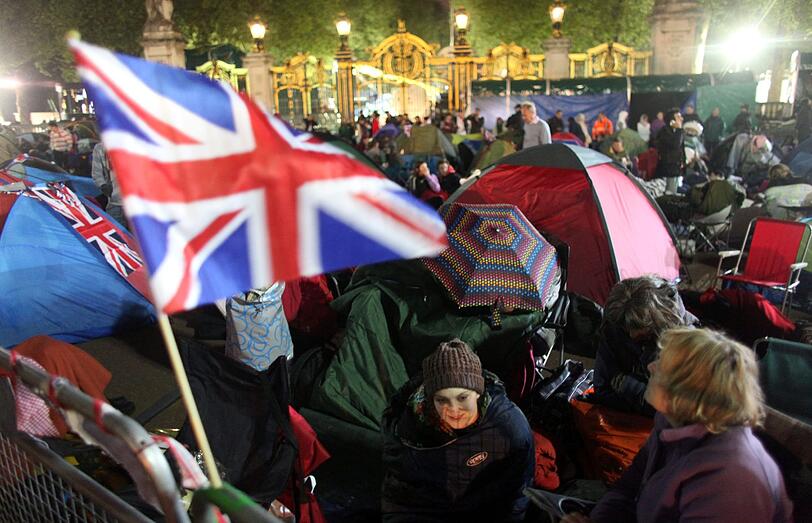 Ein Fahnenmeer, jubelnde Menschen, verkleidete Spaßvögel: So haben die Menschen in London und aller Welt die königliche Hochzeit gefeiert. Die Bilder!