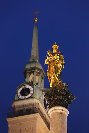 Die Fingerzeig Gottes: Die Marienstatue auf dem Marienplatz vor dem Turm des Alten Peter.