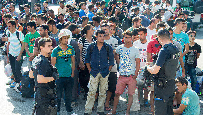 Flüchtlinge, die kurz zuvor mit den Zügen aus Ungarn über Österreich angekommen sind, warten auf dem Münchner Hauptbahnhof auf ihren Weitertransport in die diversen Erstaufnahmeeinrichtungen. Flüchtlinge, die kurz zuvor mit den Zügen aus Ungarn über Österreich angekommen sind, warten auf dem Münchner Hauptbahnhof auf ihren Weitertransport in die diversen Erstaufnahmeeinrichtungen.