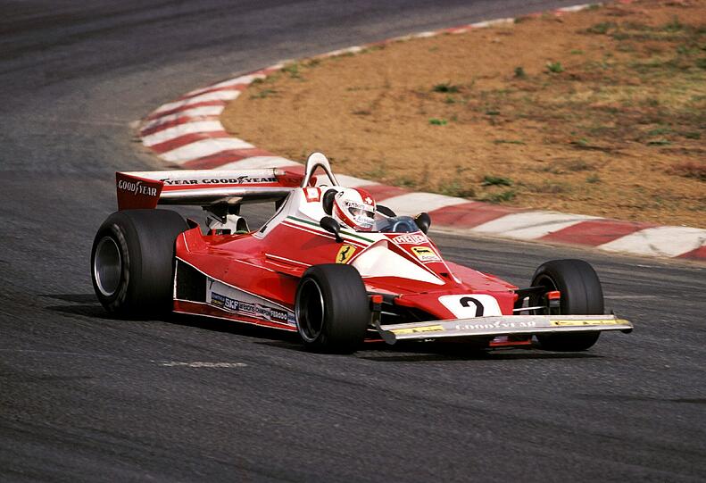 24. Oktober 1976 im japanischen Fuji: Der Schweizer Clay Regazzoni holt im Ferrari 312T2 den Konstrukteurs-WM-Titel für den italienischen Rennstall. Der neue Ferrari SF16-H von 2016 erinnert mit seiner Lackierung vor allem auch an diesen Wagen.
