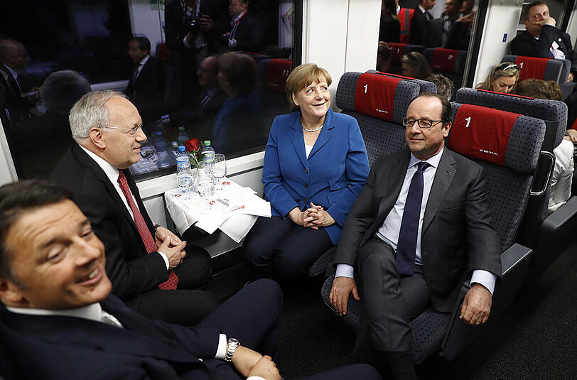 Die Vier im Zug: Mertkel, Schneider-Ammann sowie Frankreichs Präsident Francois Hollande und Italiens Premier Matteo Renzi.