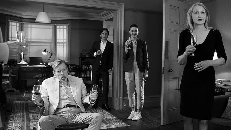 Ob sich Alkohol positiv auf die kaputte Situation auswirkt? Prost, Timothy Spall, Cillian Murphy, Emily Mortimer und Patricia Clarkson!
