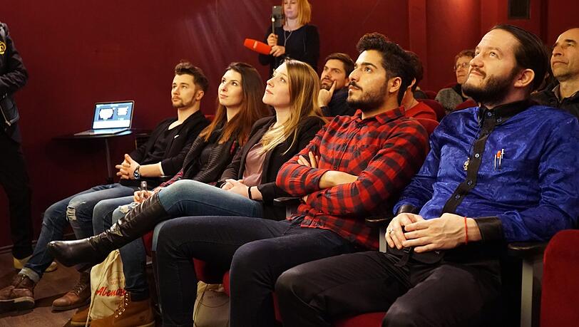 Wer wird's? Die Finalisten im Wettbewerb um das Stipendium an der U5 lauschen der Finallaudatio.