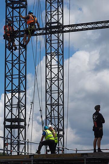 Bühnenarbeiter bauen die Hauptbühne des Musikfestivals "Rock am Ring" auf.