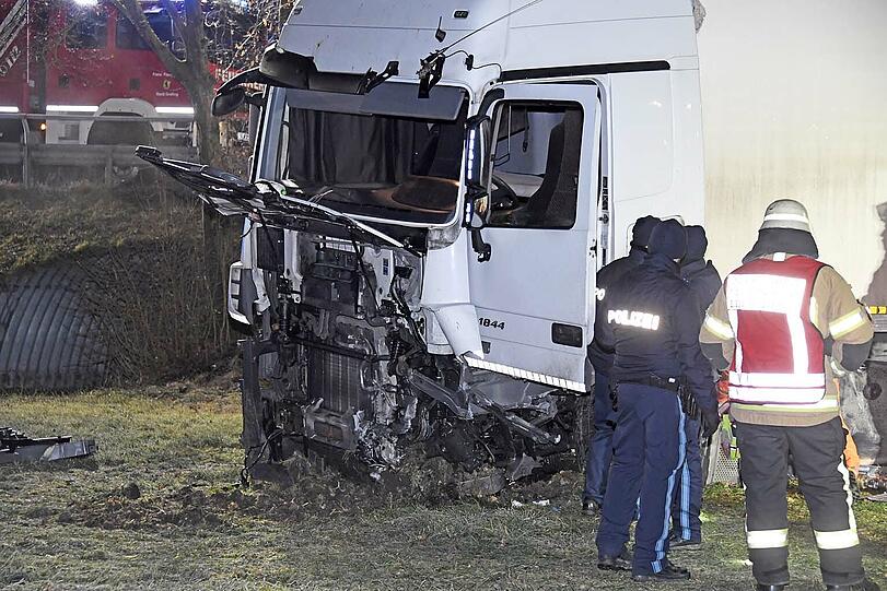 Die Beifahrerin kam mit schweren Verletzungen in eine Klinik, der Lkw-Fahrer wurde nicht verletzt.