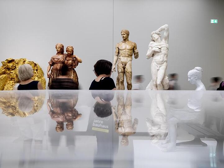 Besucher schauen sich bei der Langen Nacht der Museen in der James-Simon-Galerie die Ausstellung "Nah am Leben - 200 Jahre Gipsformerei" an.