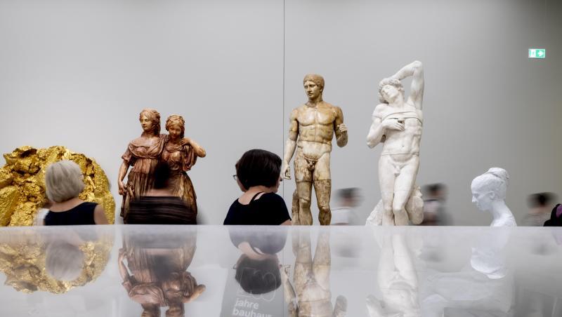 Besucher schauen sich bei der Langen Nacht der Museen in der James-Simon-Galerie die Ausstellung "Nah am Leben - 200 Jahre Gipsformerei" an. Besucher schauen sich bei der Langen Nacht der Museen in der James-Simon-Galerie die Ausstellung "Nah am Leben - 200 Jahre Gipsformerei" an.