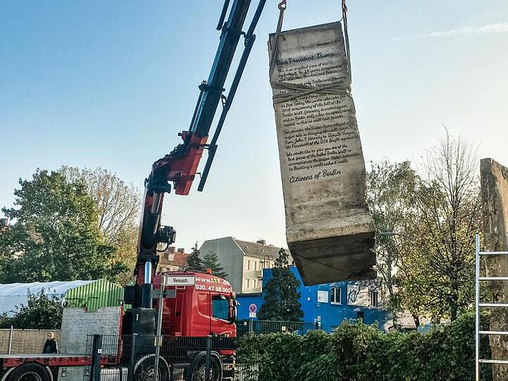 Annahme verweigert: Die Berliner Initiative Offene Gesellschaft wollte Donald Trump ein Segment der Berliner Mauer schenken.