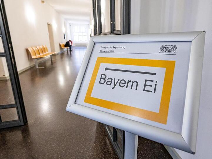 "Bayern Ei" steht auf einem Hinweisschild im Landgericht. Foto: Armin Weigel/dpa