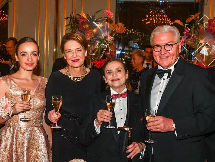 Bundespräsident Frank-Walter Steinmeier und seine Frau Elke Büdenbender feiern im Hotel Adlon mit Katharina (2.v.r) und Nelli Thalbach (l).