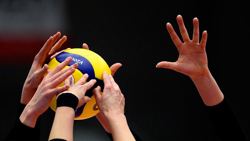 Volleyballspielerinnen am Ball.
