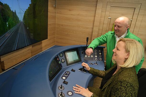 Mal selbst eine Runde fahren:S- Bahn-Personalchefin Personalchefin Kathleen Scholz und S-Bahn-Experte Faruk Lutvica. Mal selbst eine Runde fahren:S- Bahn-Personalchefin Personalchefin Kathleen Scholz und S-Bahn-Experte Faruk Lutvica.