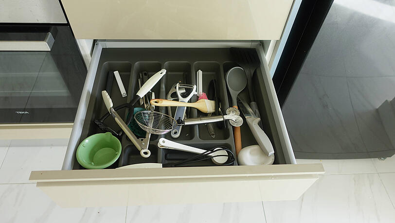 Ordnung in der Küchenschublade: Einsätze helfen, Chaos zu vermeiden, und erleichtern die Grundreinigung. Ordnung in der Küchenschublade: Einsätze helfen, Chaos zu vermeiden, und erleichtern die Grundreinigung.