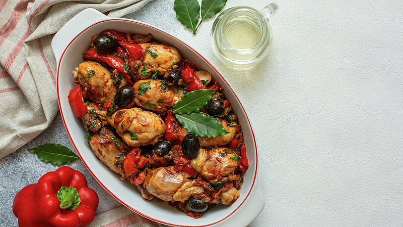 Zart geschmortes H&auml;hnchen in w&uuml;rziger Tomatensauce: ein Klassiker der italienischen K&uuml;che.