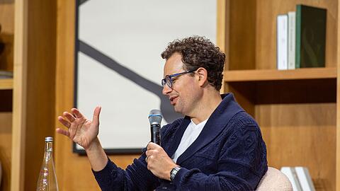 Anthropic-Chef Dario Amodei warnte schon oft vor den Risiken einer ungebremsten Entwicklung K&uuml;nstlicher Intelligenz. (Archivbild)