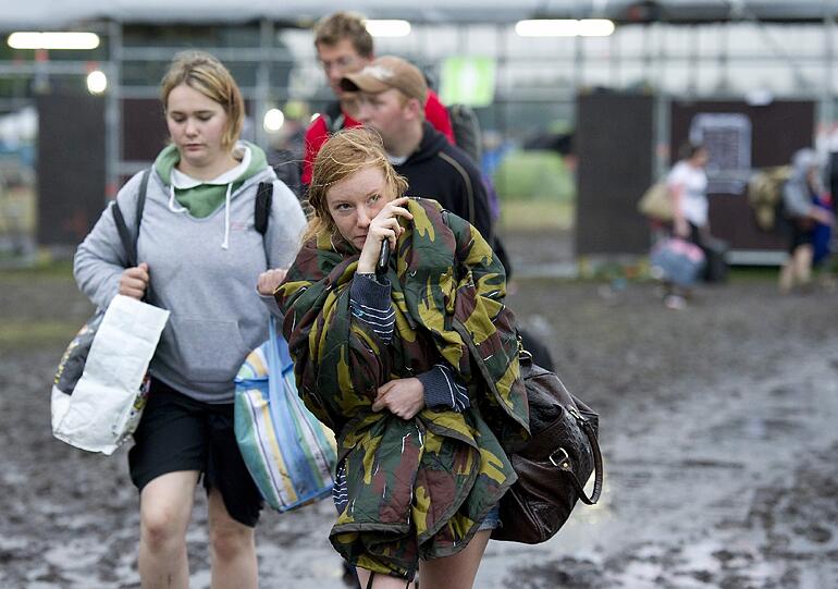 Die Festivalbesucher verlassen das Gelände: Am 18.08.2011 war der Teil einer Bühne nach einem Sturm zusammengebrochen. Drei Menschen wurden getötet, Elf wurden schwerverletzt.
