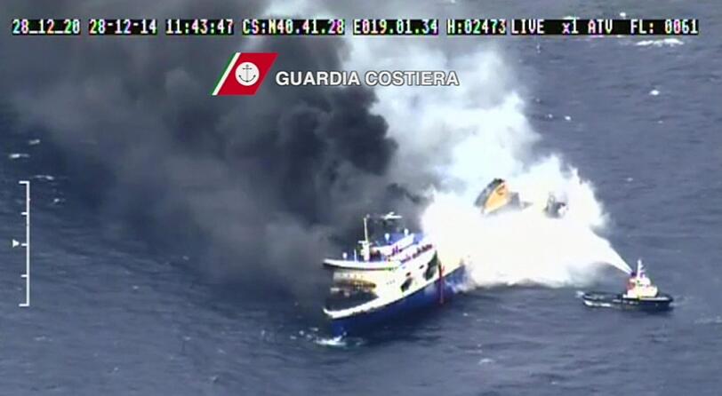 Die italienische Marine versucht die Passagiere der brennenden Fähre "Norman Atlantic" zu retten