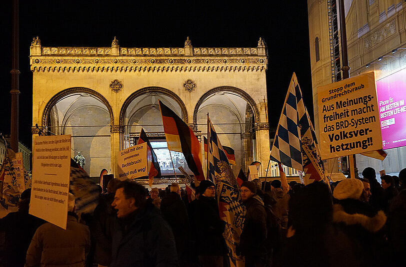 Anhänger der Pegida-Bewegung an der Feldherrnhalle.
