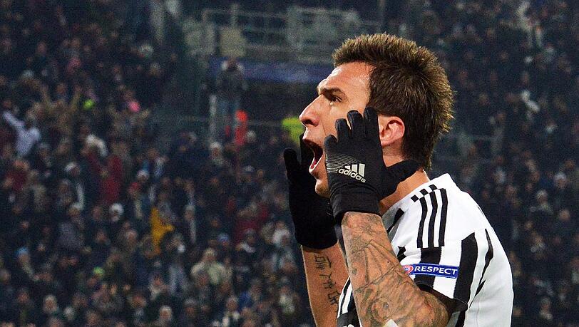 Mit dem Wechsel zu den Bayern gelang Mandzukic 2012 der Sprung in die Spitzenklasse. Danach ging es für den 29-Jährigen zu internationalen Topclubs wie Atletico Madrid und nun Juventus Turin - aber Vereine wie Real Madrid oder der FC Barcelona wären noch eine Etage höher und wohl nicht an ihm interessiert. Was die Zukunft angeht, ist Lewandowski also im Plus. Damit steht es 5:3 für den Polen. Mit dem Wechsel zu den Bayern gelang Mandzukic 2012 der Sprung in die Spitzenklasse. Danach ging es für den 29-Jährigen zu internationalen Topclubs wie Atletico Madrid und nun Juventus Turin - aber Vereine wie Real Madrid oder der FC Barcelona wären noch eine Etage höher und wohl nicht an ihm interessiert. Was die Zukunft angeht, ist Lewandowski also im Plus. Damit steht es 5:3 für den Polen.