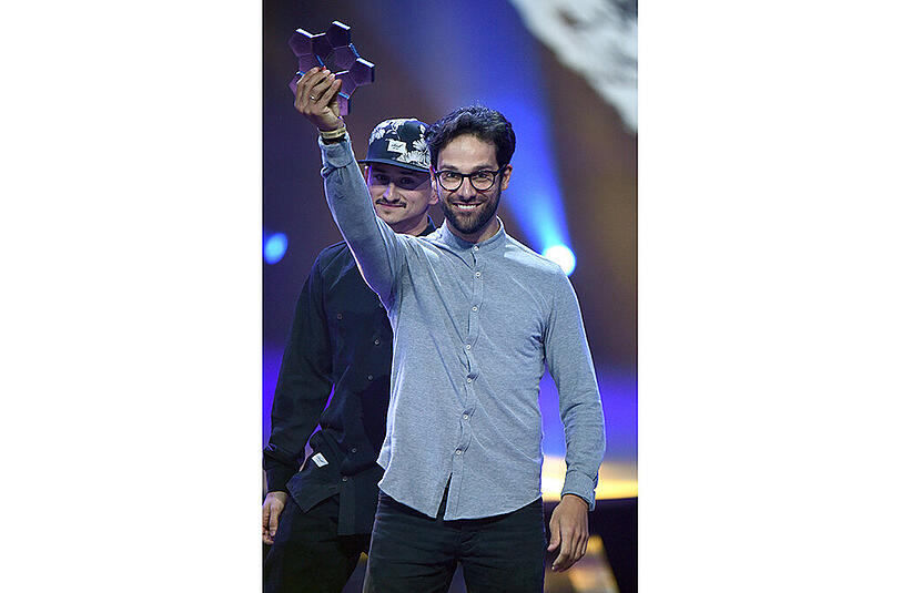 Bester YouTuber in der Kategorie "Sport: Sebastian Linda. Der Preis wurde beim Webvideopreis 2016 von BVB-Profi Marcel Schmelzer präsentiert.