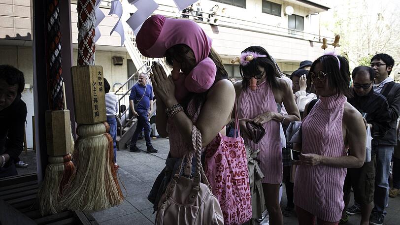 So feiern die Menschen in Japan das "fest des stählernen Penisses".