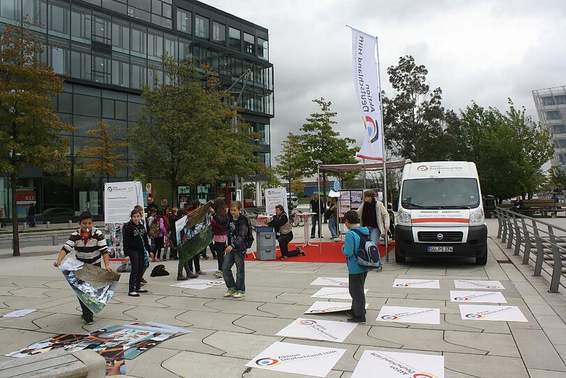 Der Stopp von "Aktion Deutschland Hilft e.V." in Hamburg am 23. September in der HafenCity. Schulklassen spielen Katastrophen-Memory.