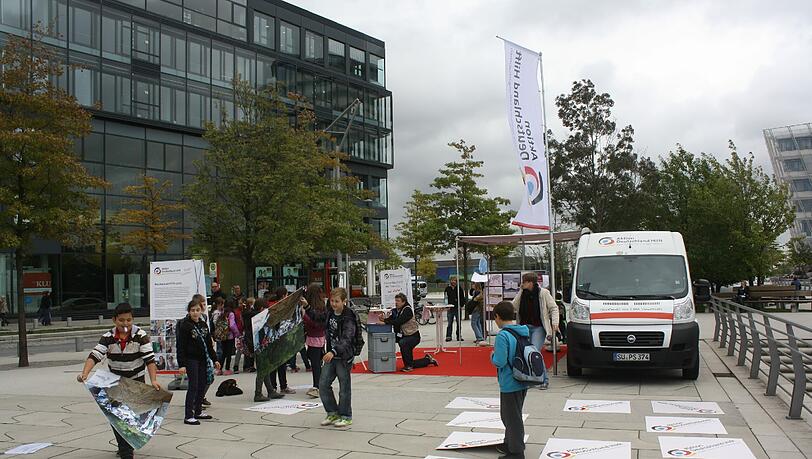 Der Stopp von "Aktion Deutschland Hilft e.V." in Hamburg am 23. September in der HafenCity. Schulklassen spielen Katastrophen-Memory. Der Stopp von "Aktion Deutschland Hilft e.V." in Hamburg am 23. September in der HafenCity. Schulklassen spielen Katastrophen-Memory.