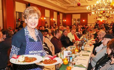 Das traditionelle Silvesterdinner im Hofbräuhaus der Münchner Tafel.