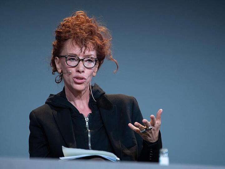 Die Schriftstellerin Sibylle Berg liest aus ihrem Roman "GRM: Brainfuck". Foto: Soeren Stache/dpa/Archivbild