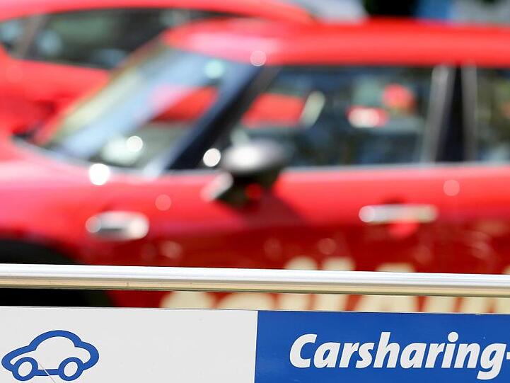 Wagen eines Carsharing-Anbieters stehen auf einem Parkplatz. 1,81 Millionen der insgesamt 2,46 Millionen Nutzerkonten entfallen auf die stationslosen Free-Floating-Dienste.