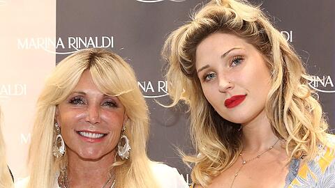 Pamela Bach und ihre Tochter Taylor Hasselhoff-Fiore bei einer Veranstaltung.