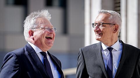 Der neue BND-Präsident Martin Jäger mit seinem Vorgänger Bruno Kahl, der nach neun Jahren im Amt auf eigenen Wunsch für Deutschland an den Heiligen Stuhl in Rom wechselt.