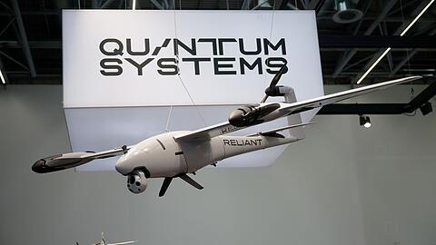 Eine Drohne am Messestand von Quantum Systems.