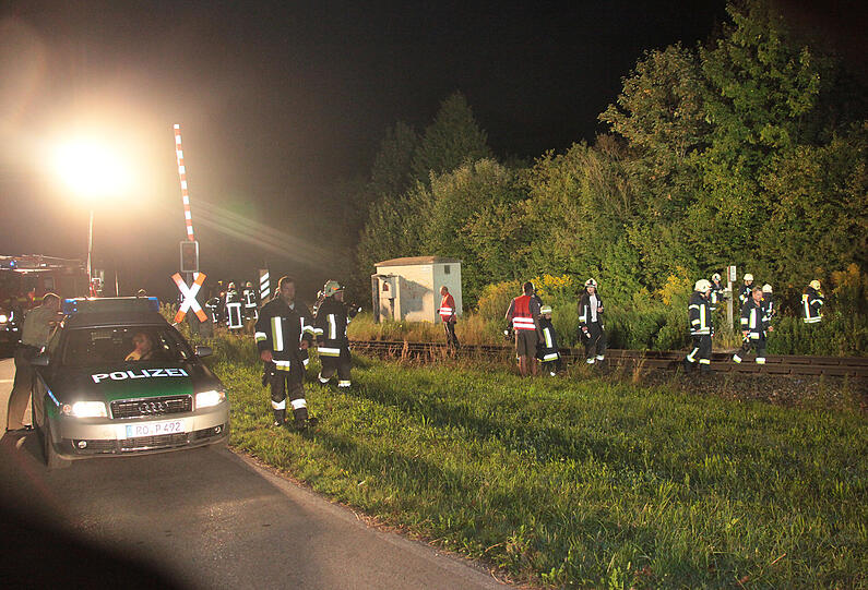 Ein Rollerfahrer und ein Zug prallen bei Mühldorf aufeinander: Der Zweiradfahrer kommt ohne Verletzungen davon