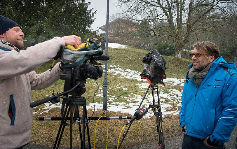 Journalisten in Wartestellung vor dem Haus von Ex-Bayern-Präsident Uli Hoeneß in Bad Wießsee.