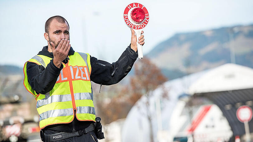 Ein Bundespolizist an der Grenze zu Österreich im Einsatz (Symbolbild).