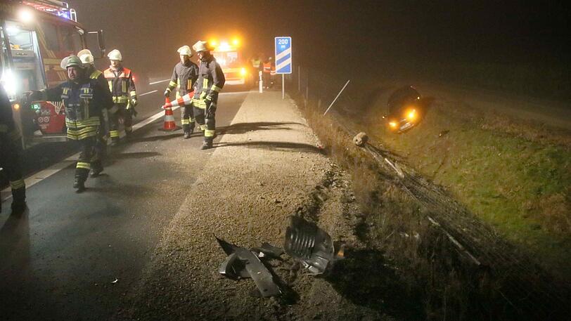 Abflug von der Autobahn: Ein Pkw ist von der A94 abgekommen und hat dabei einen Wildschutzzaun durchbrochen.