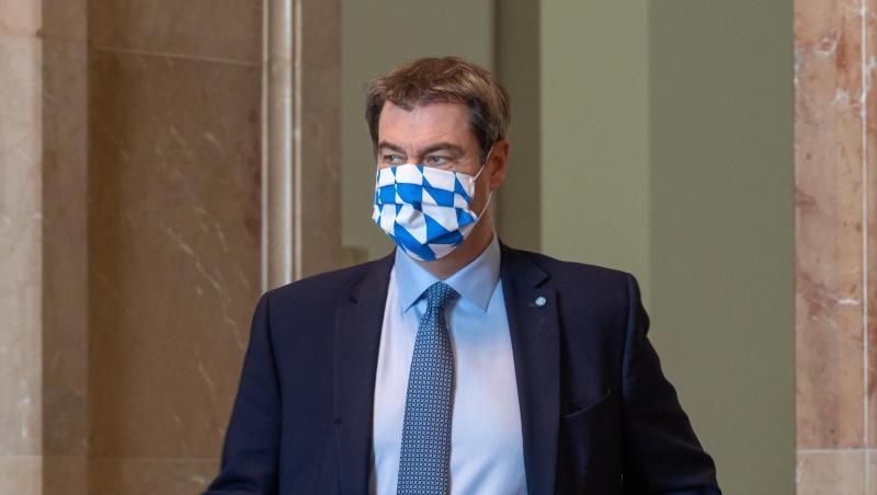 Markus Söder (CSU), Ministerpräsident von Bayern, kommt mit einer Mundschutzmaske mit bayerischem, weißblauen Rautendesign zu einer Sitzung des bayerischen Landtags. Foto: Peter Kneffel/dpa/Archivbild