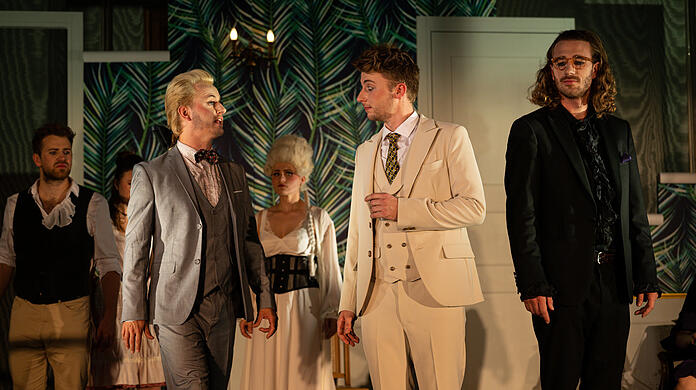 Das junge Ensemble der Kammeroper München bei der Aufführung von Mozarts "Le nozze di Figaro" im Hubertussaal von Schloss Nymphenburg.