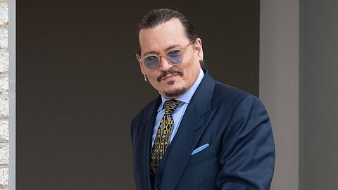 Johnny Depp soll am Set für Aufsehen gesorgt haben.