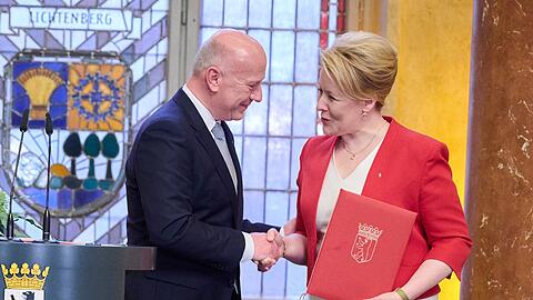 Berlins neuer Regierender Bürgermeister Kai Wegner (CDU) ernennt seine Vorgängerin Franziska Giffey (SPD) zur Senatorin für Wirtschaft, Energie und Betriebe.
