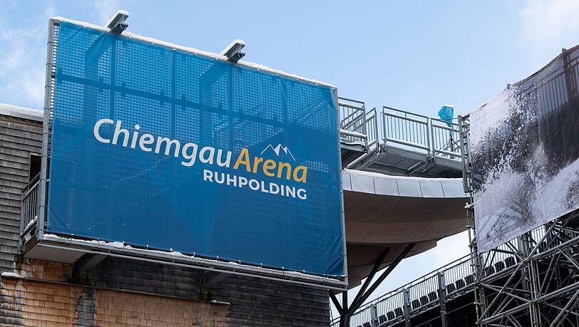 Die leere Tribüne in der Chiemgau Arena.