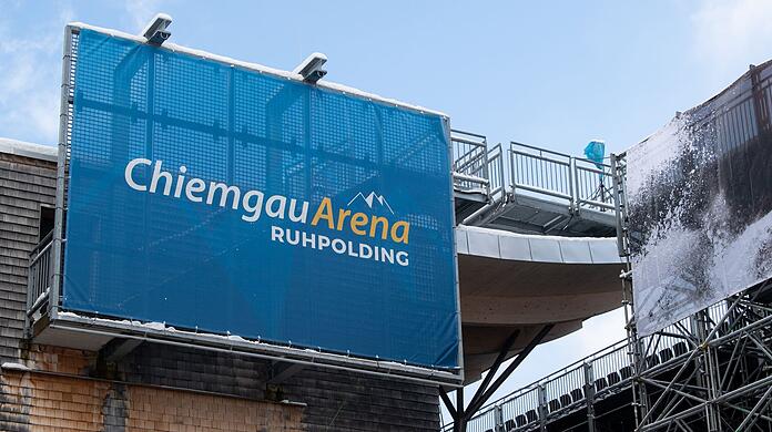 Die leere Tribüne in der Chiemgau Arena.