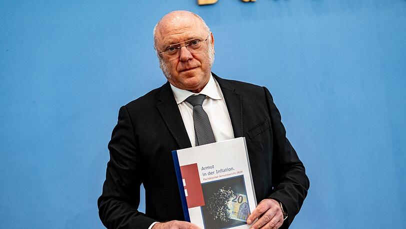 Ulrich Schneider, Hauptgeschäftsführer des Paritätischen Gesamtverbandes, hält während der Bundespressekonferenz unter dem Motto "Armut in der Inflation" des Paritätischen Gesamtverbandes den Bericht zur Armutsentwicklung in der Hand. Ulrich Schneider, Hauptgeschäftsführer des Paritätischen Gesamtverbandes, hält während der Bundespressekonferenz unter dem Motto "Armut in der Inflation" des Paritätischen Gesamtverbandes den Bericht zur Armutsentwicklung in der Hand.